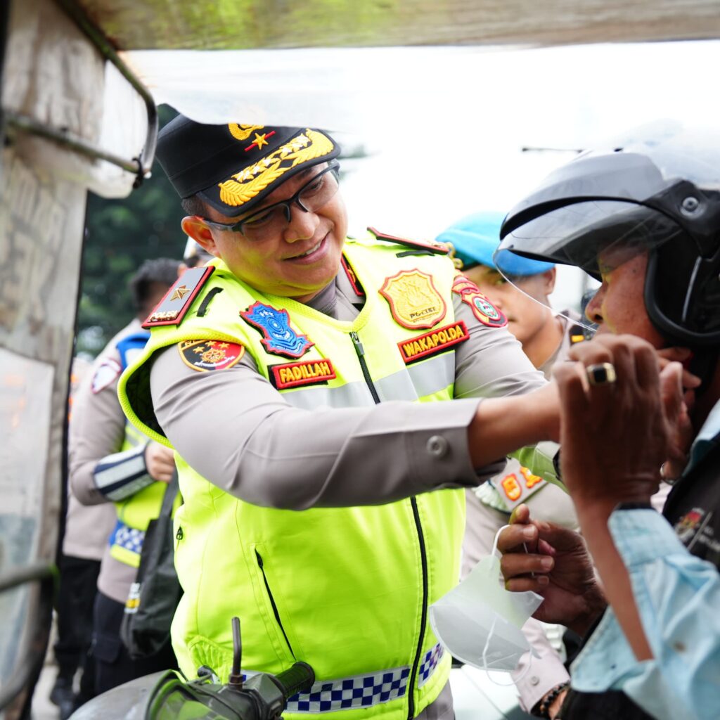 Wakapolda Sumut Turun ke Jalan, Bagikan Helm dan Ajak Warga Tertib Berlalu Lintas