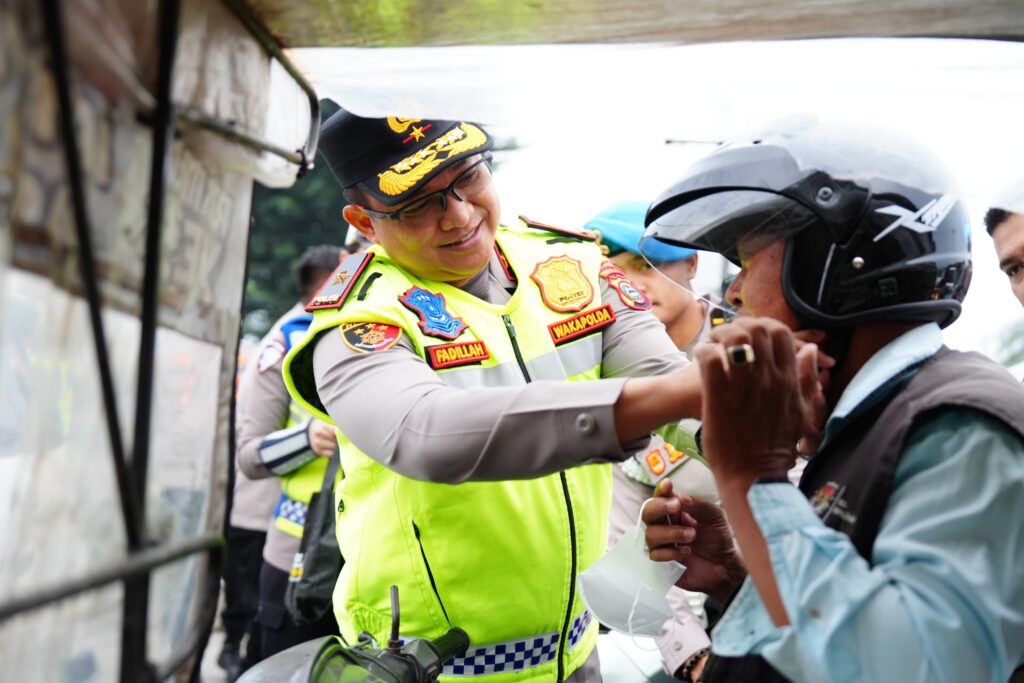 Wakapolda Sumut Turun ke Jalan, Bagikan Helm dan Ajak Warga Tertib Berlalu Lintas