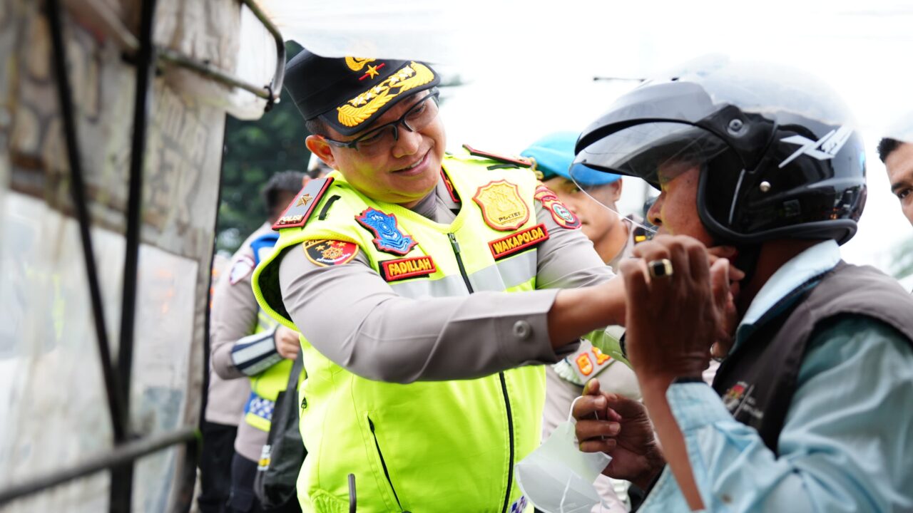 Wakapolda Sumut Turun ke Jalan, Bagikan Helm dan Ajak Warga Tertib Berlalu Lintas