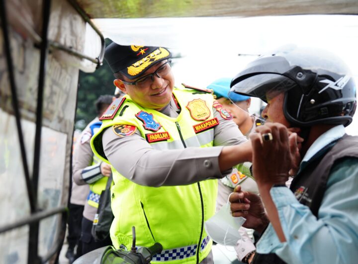 Wakapolda Sumut Turun ke Jalan, Bagikan Helm dan Ajak Warga Tertib Berlalu Lintas