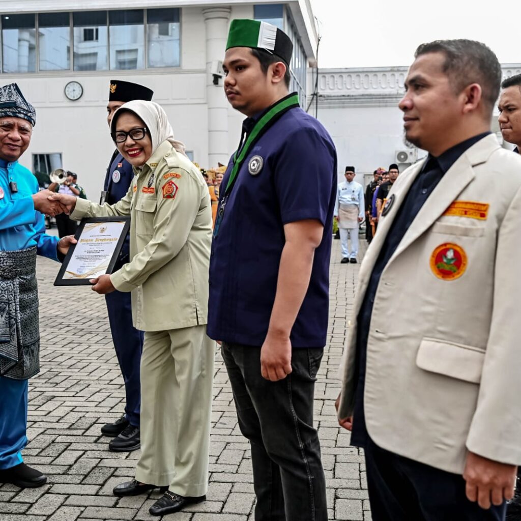 Hari Sumpah Pemuda ke-98, Wagub Sumuy Serahkan Penghargaan ke Tujuh Organisasi Kepemudaan
