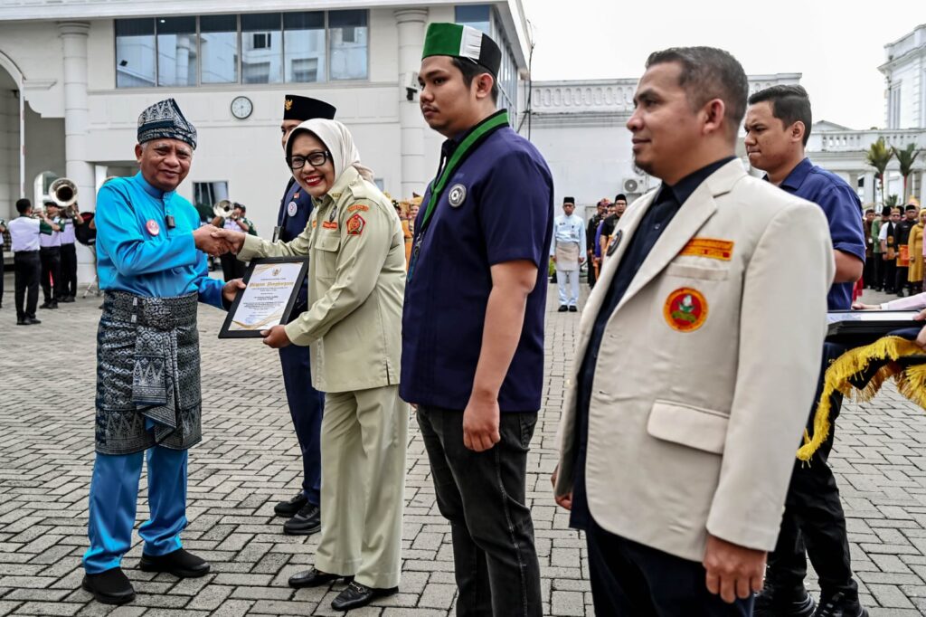 Hari Sumpah Pemuda ke-98, Wagub Sumuy Serahkan Penghargaan ke Tujuh Organisasi Kepemudaan