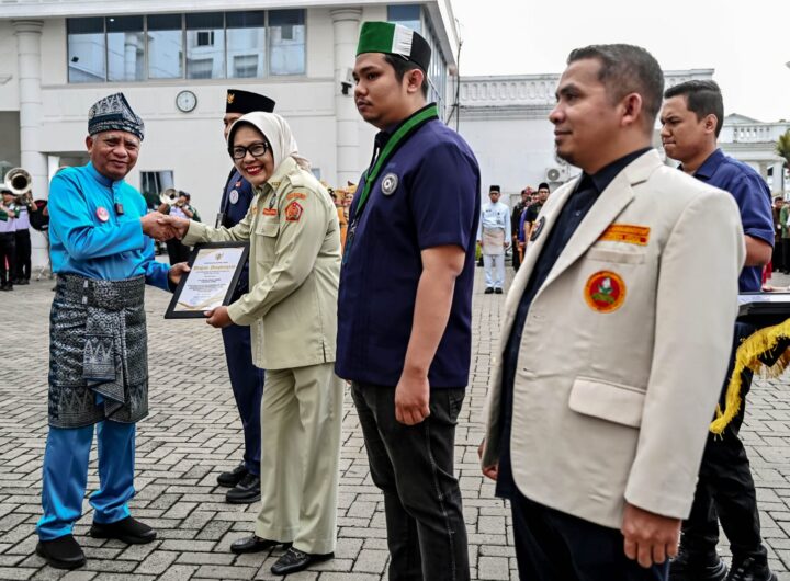 Hari Sumpah Pemuda ke-98, Wagub Sumuy Serahkan Penghargaan ke Tujuh Organisasi Kepemudaan