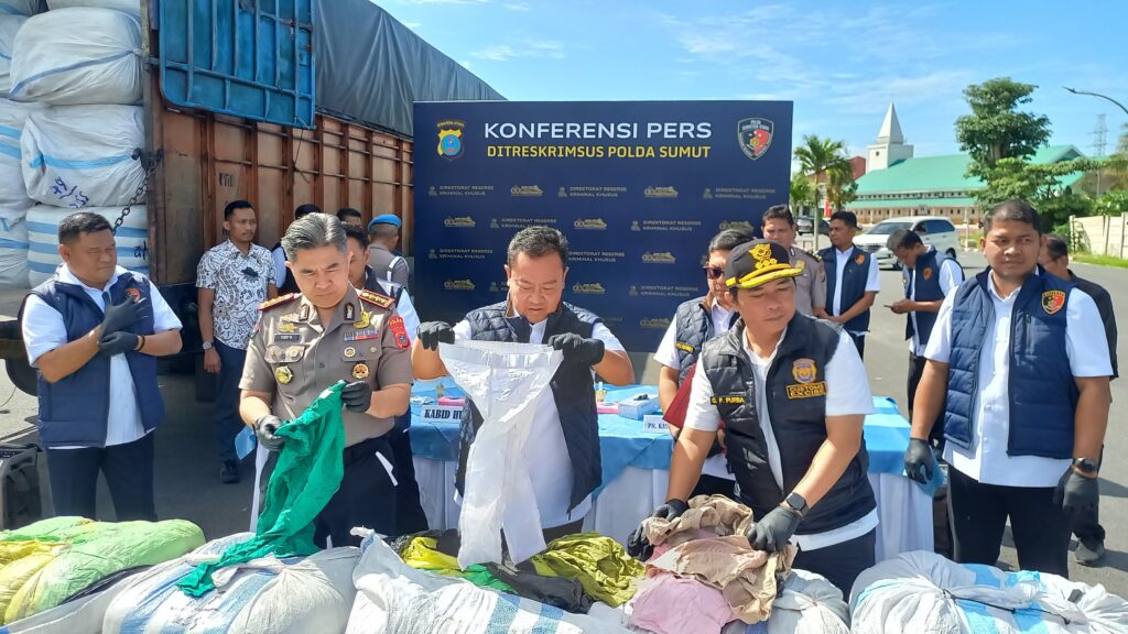 Polda Sumut Gagalkan Perdagangan 144 Ballpres Pakaian Bekas dari Bandung