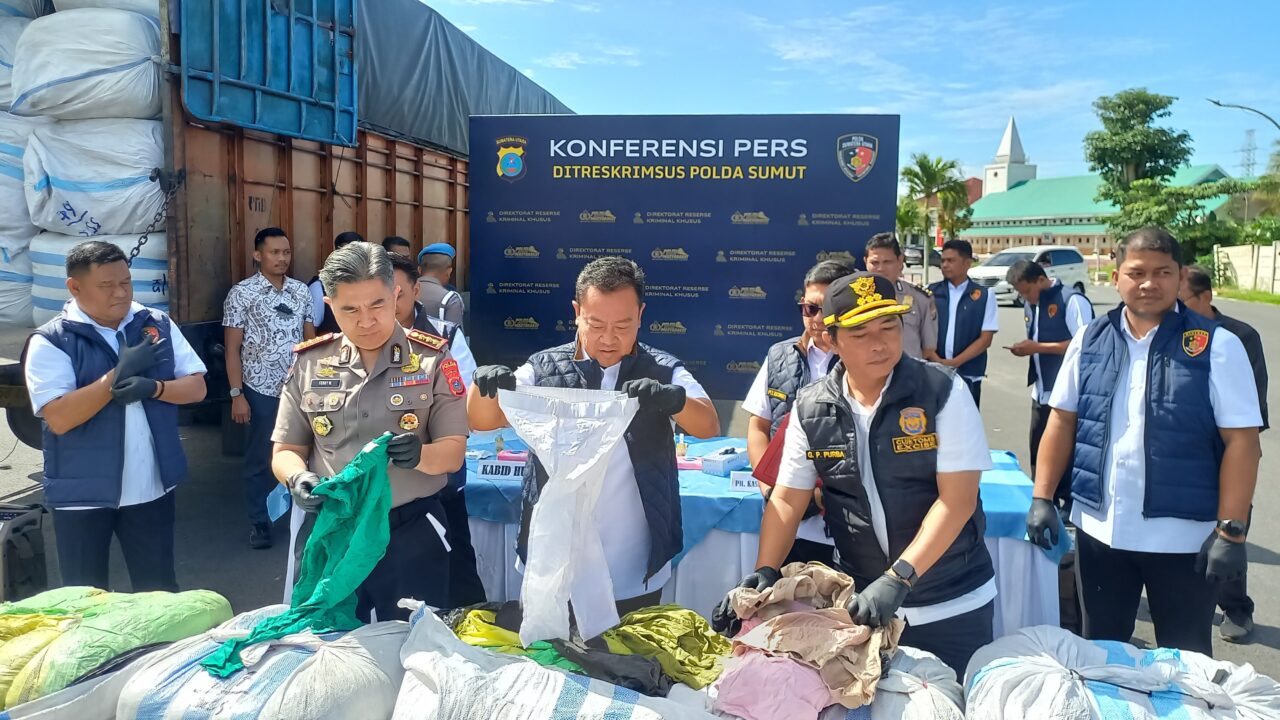 Polda Sumut Gagalkan Perdagangan 144 Ballpres Pakaian Bekas dari Bandung