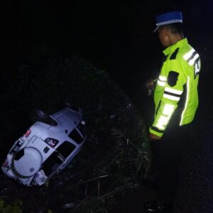 Mobil Terrios Bersama 4 Penumpang Terjun ke Jurang