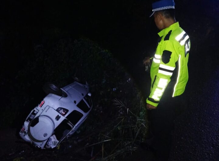 Mobil Terrios Bersama 4 Penumpang Terjun ke Jurang